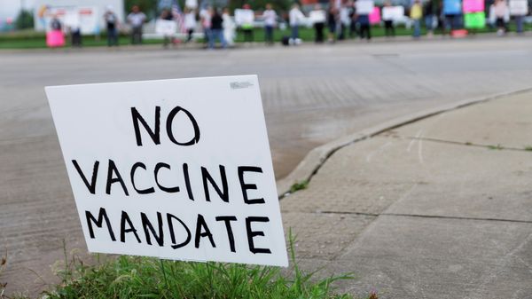 A sign against the coronavirus disease (COVID-19) vaccine mandates is seen in the grass during a protest against coronavirus disease (COVID-19) vaccine mandates at Summa Health Hospital in Akron, Ohio, U.S., August 16, 2021. - Sputnik International