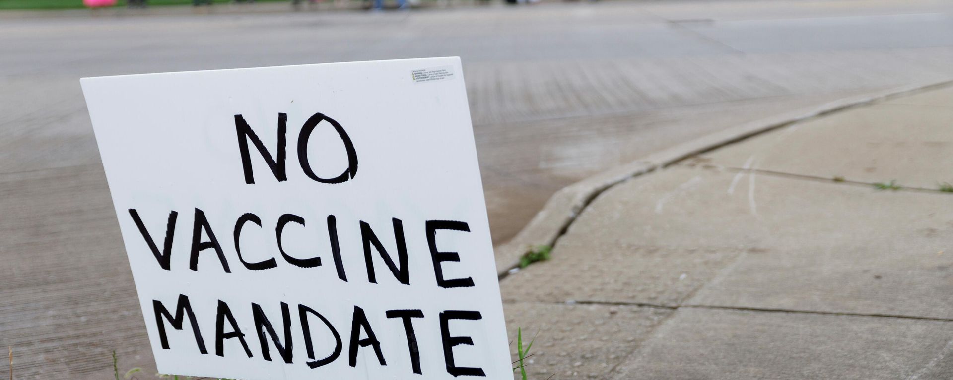 A sign against the coronavirus disease (COVID-19) vaccine mandates is seen in the grass during a protest against coronavirus disease (COVID-19) vaccine mandates at Summa Health Hospital in Akron, Ohio, U.S., August 16, 2021. A sign against the coronavirus disease (COVID-19) vaccine mandates is seen in the grass during a protest against coronavirus disease (COVID-19) vaccine mandates at Summa Health Hospital in Akron, Ohio, U.S., August 16, 2021. - Sputnik International, 1920, 22.09.2021