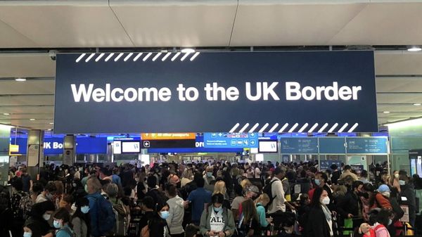 Queues of people wait in line at U.K. citizens arrivals at Heathrow Airport in London, Britain, September 1, 2021. - Sputnik International