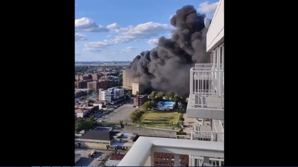 A massive fire has engulfed the rooftop of the St. John's Episcopal Hospital in Queens, New York, media reports said on September 10, 2021 - Sputnik International