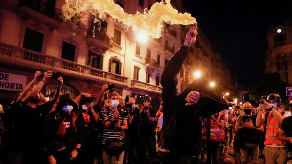 A person holds a smoke bomb during Catalonia's national day 'La Diada' in Barcelona, Spain, September 11, 2021. - Sputnik International