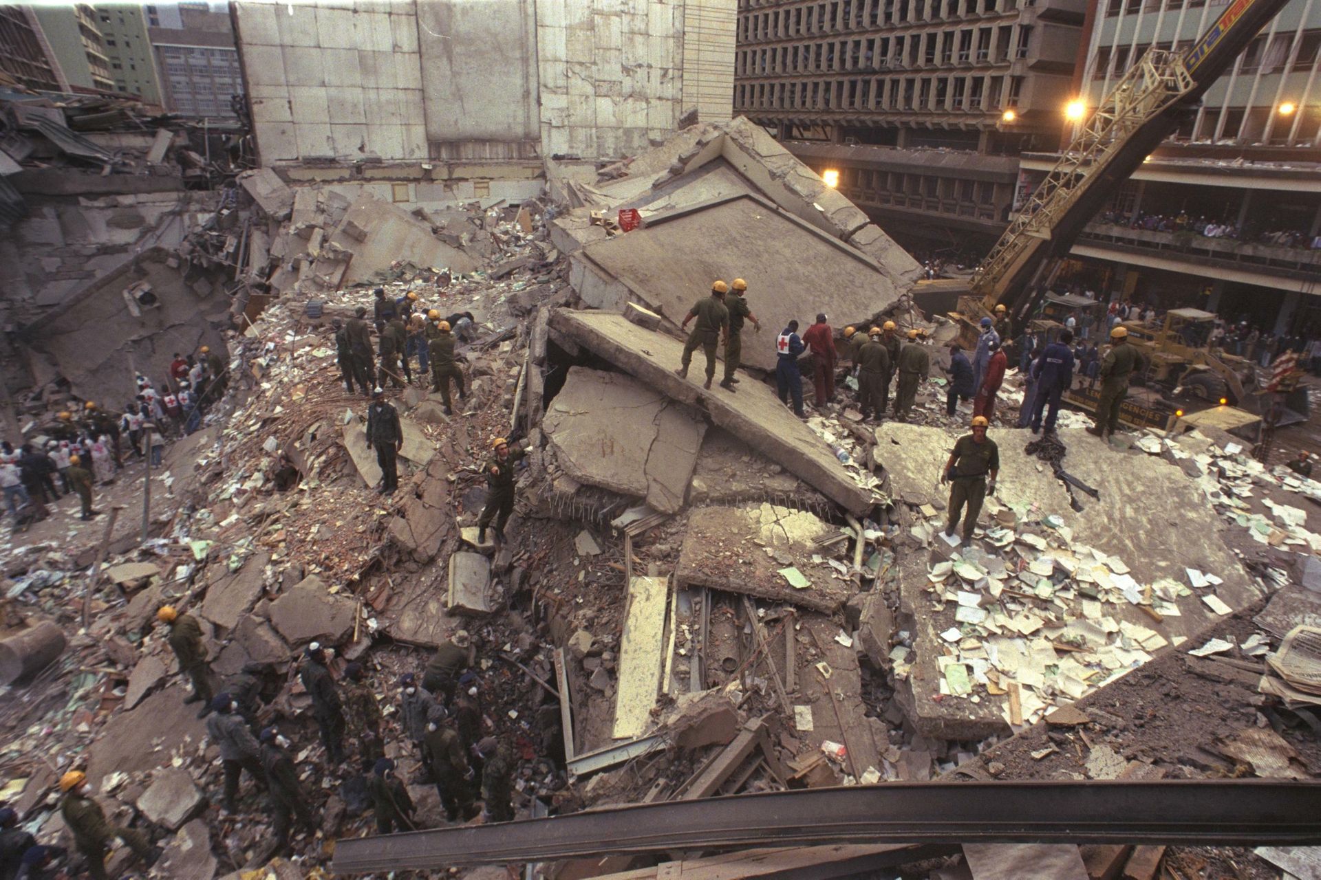 An IDF rescue team looking for survivors of the car bomb that blew up the American embassy building in Nairobi, Kenya, 9 August 1998 - Sputnik International, 1920, 12.09.2021