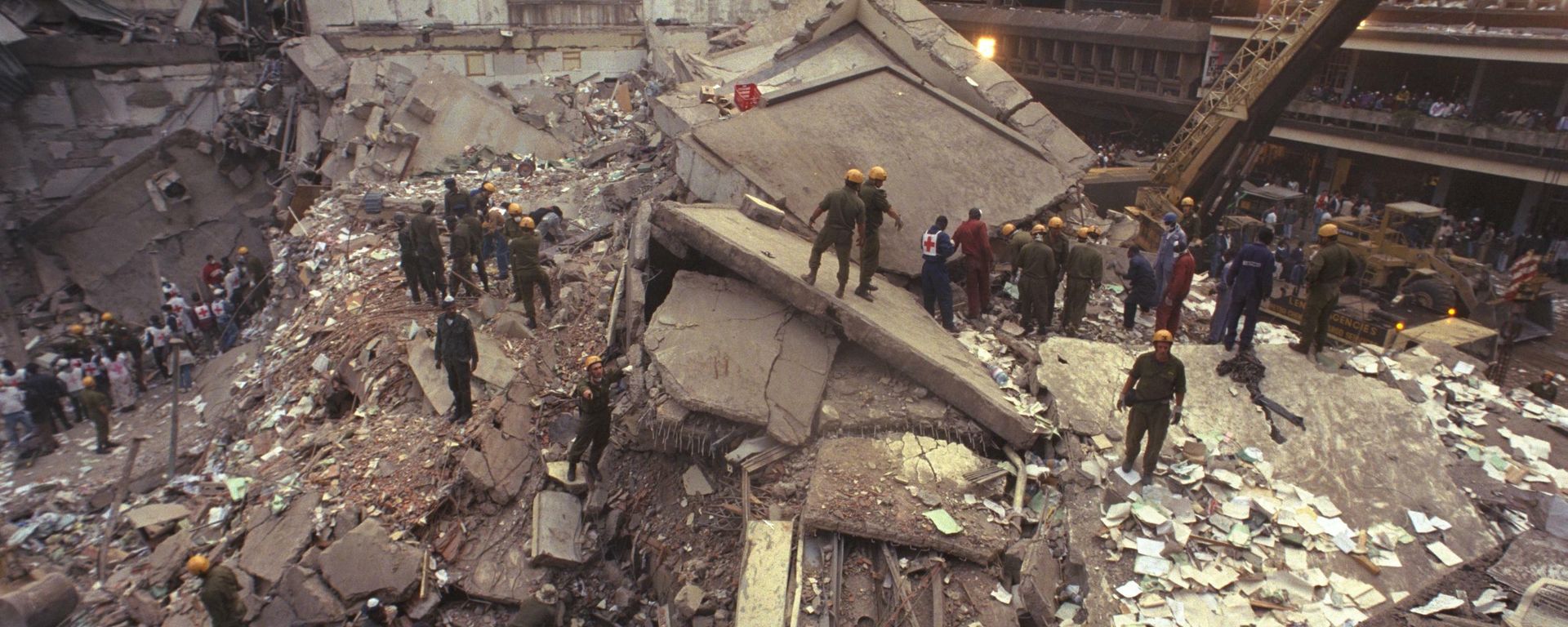An IDF rescue team looking for survivors of the car bomb that blew up the American embassy building in Nairobi, Kenya, 9 August 1998 An IDF rescue team looking for survivors of the car bomb that blew up the American embassy building in Nairobi, Kenya, 9 August 1998 - Sputnik International, 1920, 23.09.2024