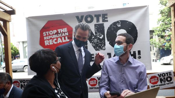 California Gov. Gavin Newsom (C) talks with California State Sen. Scott Wiener (R) and a volunteer (L) who is phone banking against the recall at Manny's on August 13, 2021 in San Francisco, California. California Gov. Gavin Newsom kicked off his Say No to recall campaign as he prepares to face a recall election on September 14 - Sputnik International