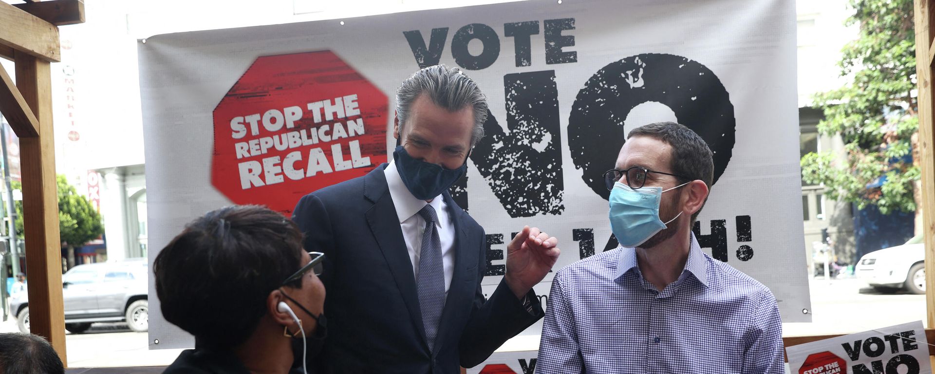 California Gov. Gavin Newsom (C) talks with California State Sen. Scott Wiener (R) and a volunteer (L) who is phone banking against the recall at Manny's on August 13, 2021 in San Francisco, California. California Gov. Gavin Newsom kicked off his Say No to recall campaign as he prepares to face a recall election on September 14 California Gov. Gavin Newsom (C) talks with California State Sen. Scott Wiener (R) and a volunteer (L) who is phone banking against the recall at Manny's on August 13, 2021 in San Francisco, California. California Gov. Gavin Newsom kicked off his Say No to recall campaign as he prepares to face a recall election on September 14 - Sputnik International, 1920, 12.09.2021