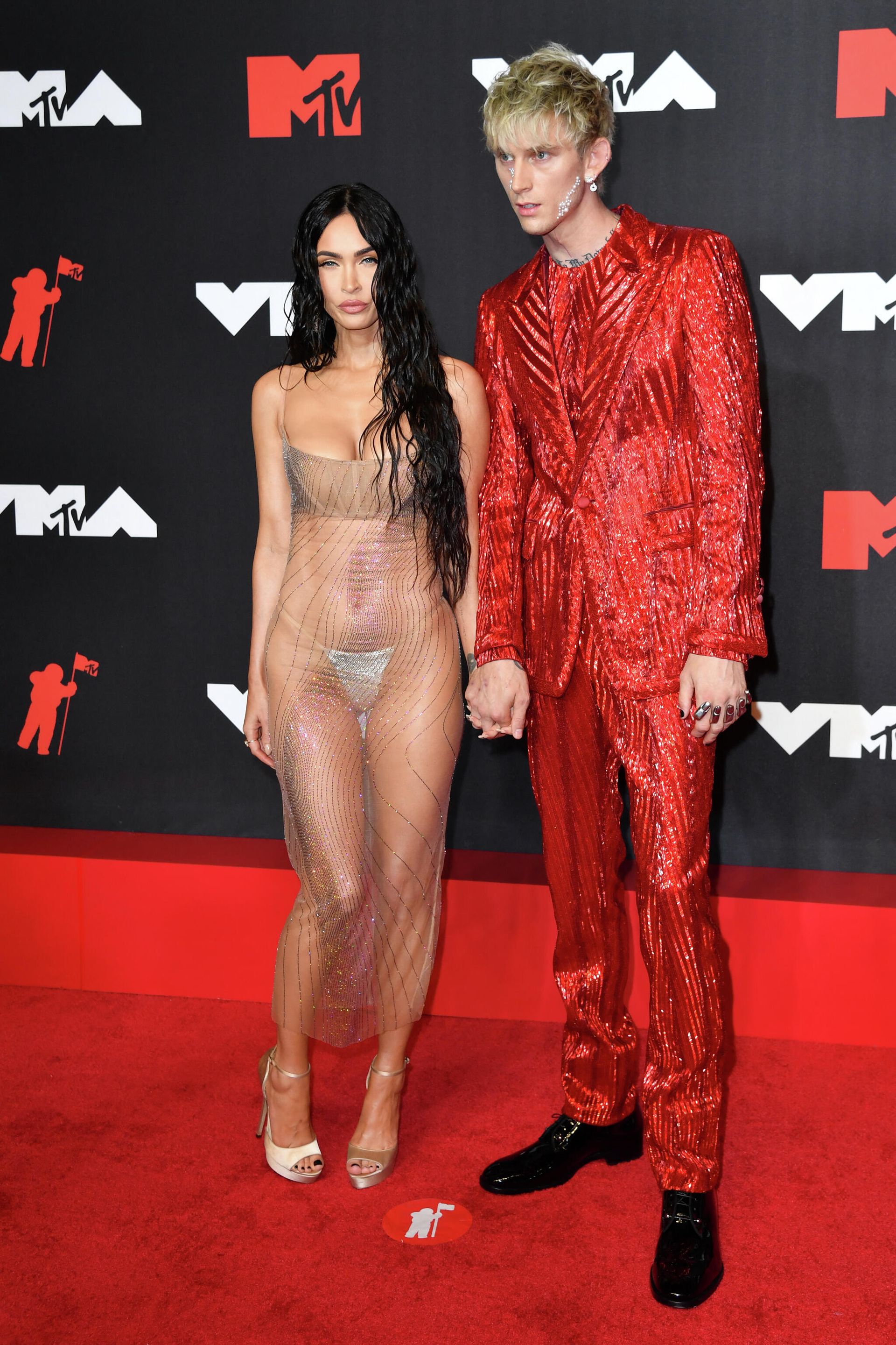 US actress Megan Fox (L) and US singer Machine Gun Kelly arrive for the 2021 MTV Video Music Awards at Barclays Center in Brooklyn, New York, September 12, 2021 - Sputnik International, 1920, 13.09.2021