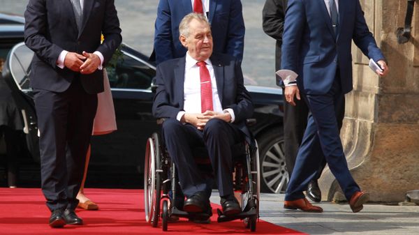 German President Frank-Walter Steinmeier (L) and Czech Republic's president Milos Zeman arrive for a welcome ceremony ahead their meeting on August 26, 2021 in Prague, Czech Republic - Sputnik International