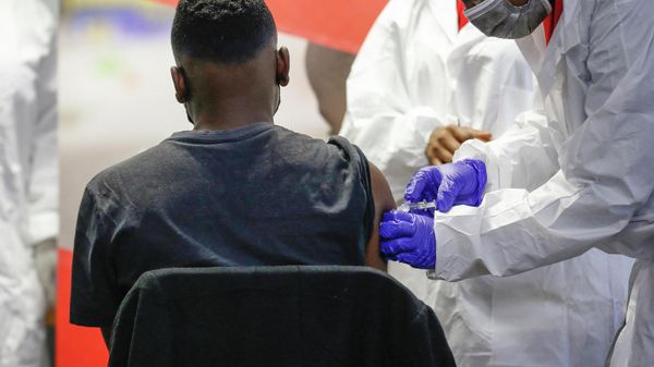 A healthcare worker administers a SINOVAC Covid-19 vaccine on a minor during the Numolux/SINOVAC Pae - Sputnik International