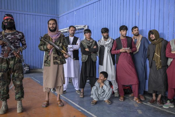 Taliban fighters stand as youths (not pictured) show their skills during an event organised for the visit of the Taliban's director of physical education and sports, Bashir Ahmad Rustamzai (not pictured), at a gymnasium in Kabul on 14 September 2021. - Sputnik International