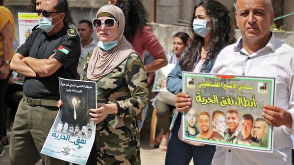 People gather with signs for a demonstration in support of Palestinian prisoners held in Israeli prisons, outside the offices of the International Committee of the Red Cross (ICRC) in Ramallah in the occupied West Bank on September 14, 2021 - Sputnik International