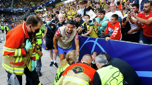 Manchester United's Cristiano Ronaldo checks on a steward after she was hit by a ball during the warm up before the match - Sputnik International
