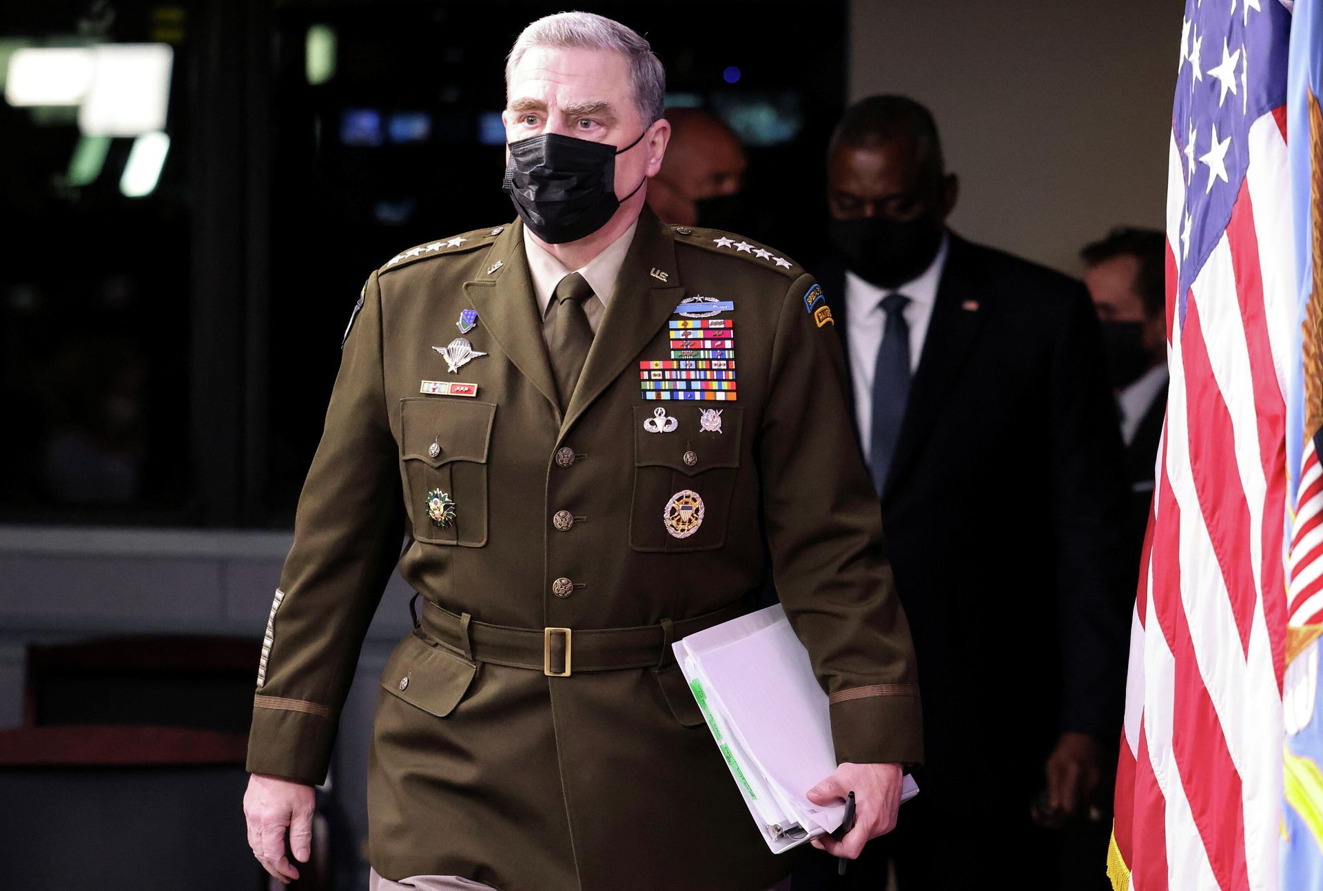U.S. Defense Secretary Lloyd Austin follows Joint Chiefs Chairman U.S. Army General Mark Milley as they arrive to discuss the end of the military mission in Afghanistan during a news conference at the Pentagon in Washington, U.S., September 1, 2021 - Sputnik International, 1920, 16.09.2021
