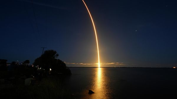 The Inspiration 4 civilian crew aboard a Crew Dragon capsule and SpaceX Falcon 9 rocket launches from Pad 39A at the Kennedy Space Center in Cape Canaveral, Florida, September 15, 2021. - Sputnik International