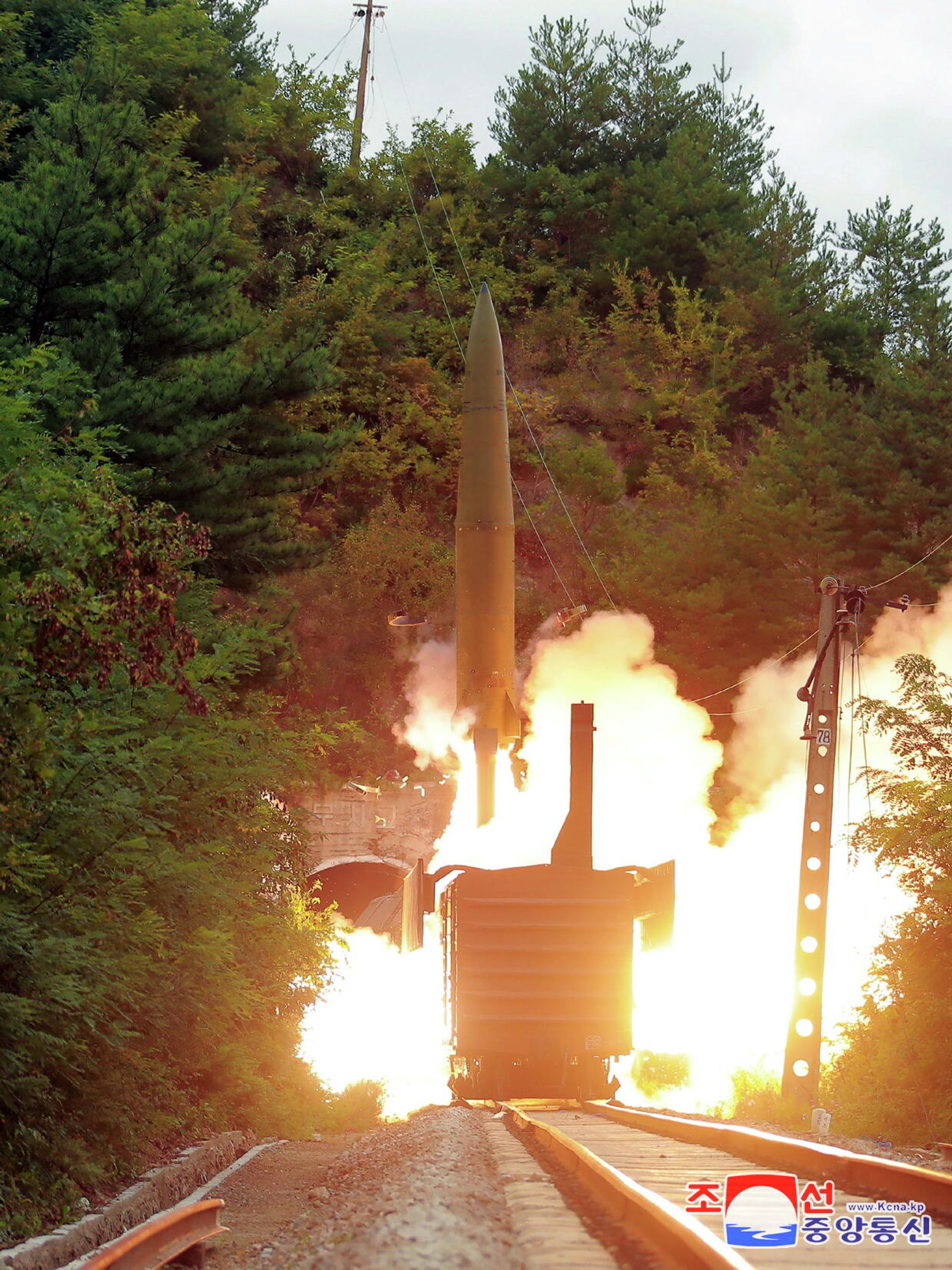 A missile is seen launched during a drill of the Railway Mobile Missile Regiment in North Korea, in this image supplied by North Korea's Korean Central News Agency on September 16, 2021 - Sputnik International, 1920, 16.09.2021