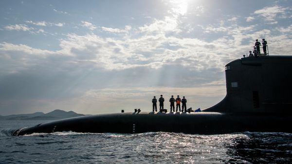 This handout picture taken on July 18, 2020 and released on October 20, 2020 by French shipbuilder Naval Group shows new French navy nuclear attack submarine Suffren, a Barracuda class, arriving at Toulon's naval base - Sputnik International