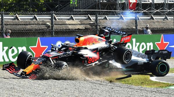  Red Bull's Max Verstappen and Mercedes' Lewis Hamilton crash out of the race  - Sputnik International
