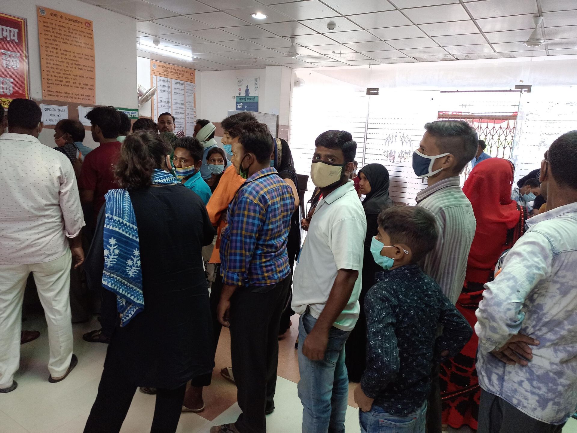  Patients Lined Up at Firozabad Medical College and Hospital to take the reports of their children admitted due to fever - Sputnik International, 1920, 16.09.2021