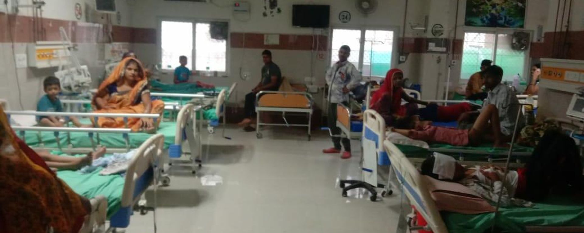 Children admitted in Firozabad Medical College and Hospital due to Dengue fever and viral fever - Sputnik International, 1920, 21.10.2021