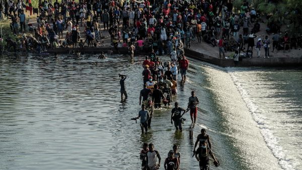 Migrants seeking asylum in the U.S. walk in the Rio Grande river near the International Bridge between Mexico and the U.S., as they wait to be processed, in Ciudad Acuna, Mexico, September 16, 2021 - Sputnik International