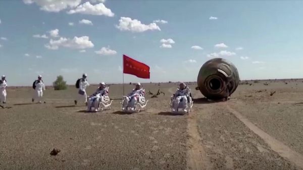 A screen grab shows Chinese astronauts posing for photos after their 90-day mission to a space station, in China's Inner Mongolia Autonomous Region, September 17, 2021 - Sputnik International