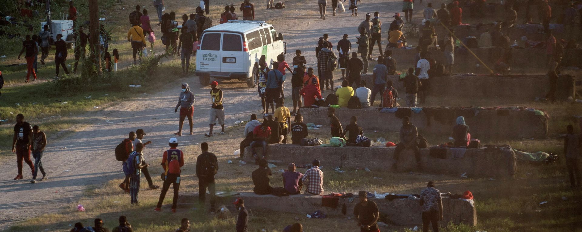 Migrants seeking asylum in the U.S. rest near the International Bridge between Mexico and the U.S. as they wait to be processed, in Del Rio, Texas, U.S., September 16, 2021. Migrants seeking asylum in the U.S. rest near the International Bridge between Mexico and the U.S. as they wait to be processed, in Del Rio, Texas, U.S., September 16, 2021. - Sputnik International, 1920, 18.09.2021