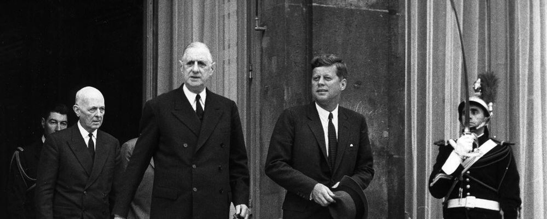 US President John F. Kennedy and French President Charles De Gaulle at the conclusion of their talks at Elysee Palace, Paris, France, on June 2, 1961. US President John F. Kennedy and French President Charles De Gaulle at the conclusion of their talks at Elysee Palace, Paris, France, on June 2, 1961. - Sputnik International, 1920, 16.12.2021