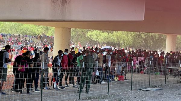 Migrants stand by the International Bridge between Mexico and the U.S., in Del Rio, Texas, U.S., September 16, 2021, in this picture obtained from social media.  OFFICE OF U.S. CONGRESSMAN TONY GONZALES (TX-23)/via REUTERS  - Sputnik International