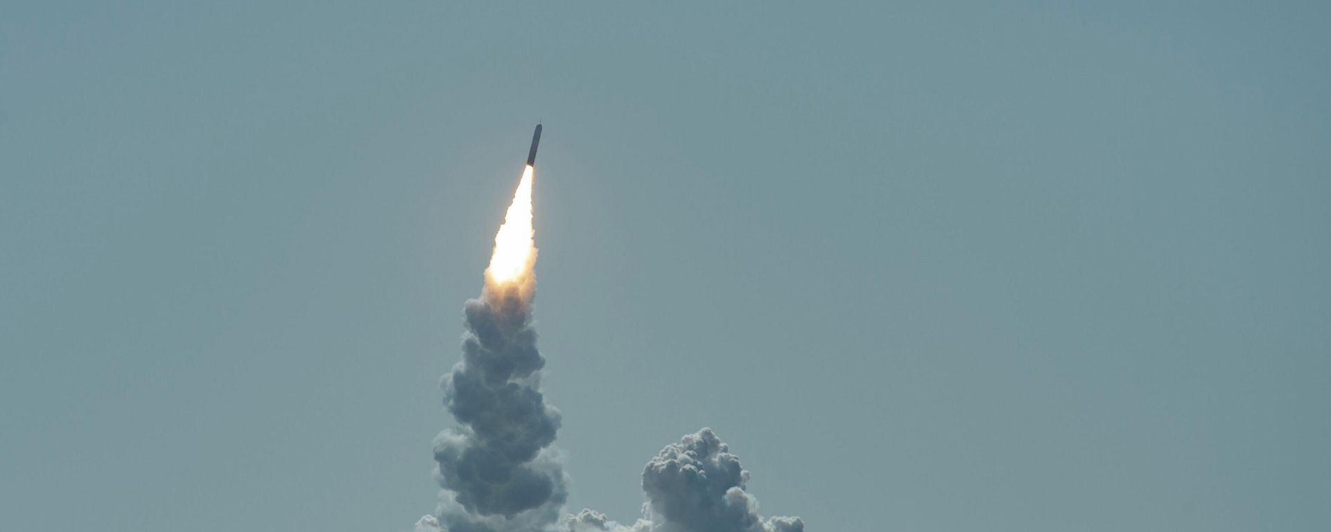 An unarmed Trident II (D5LE) missile launches from Ohio-class ballistic missile submarine USS Maine (SSBN 741) off the coast of San Diego, California, Feb. 12, 2020. An unarmed Trident II (D5LE) missile launches from Ohio-class ballistic missile submarine USS Maine (SSBN 741) off the coast of San Diego, California, Feb. 12, 2020. - Sputnik International, 1920, 02.11.2022