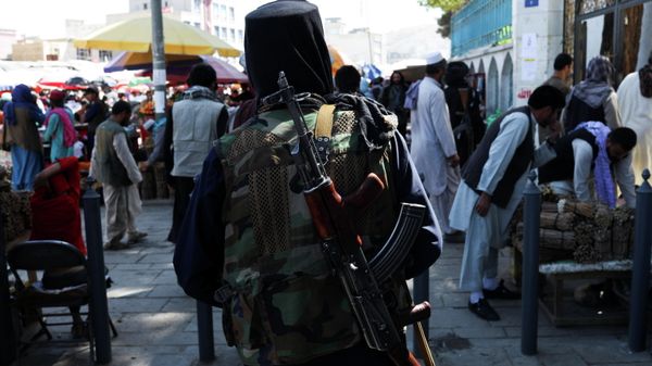 A Taliban soldier walks on a street in Kabul, Afghanistan, September 17, 2021. - Sputnik International