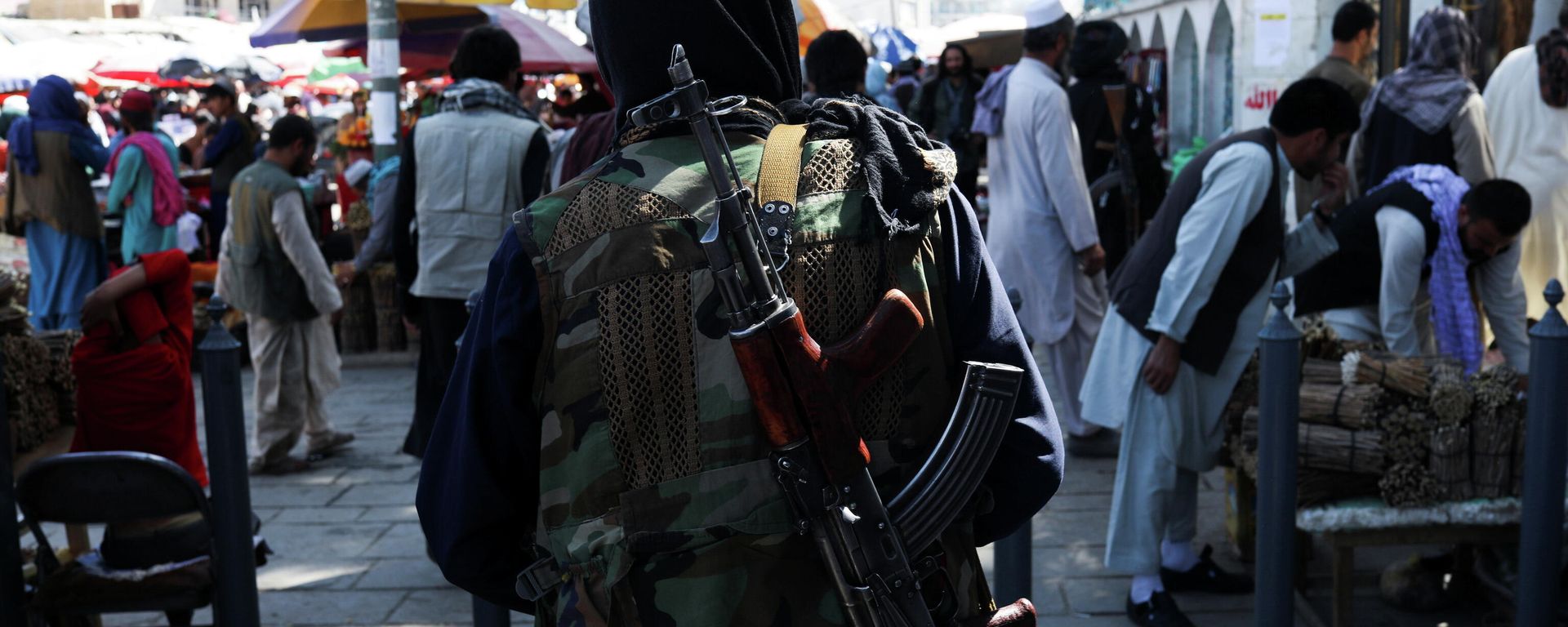 A Taliban soldier walks on a street in Kabul, Afghanistan, September 17, 2021. - Sputnik International, 1920, 13.10.2021