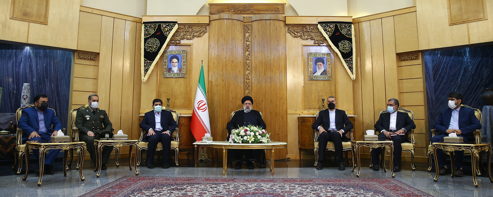 Iranian President Ebrahim Raesi and members of his staff.  - Sputnik International, 1920, 19.09.2021