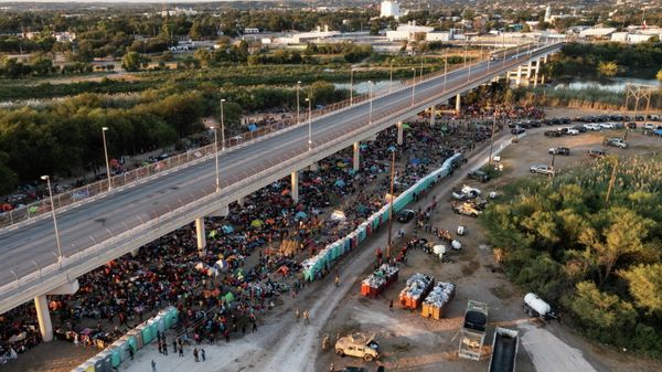 Migrants shelter along the Del Rio International Bridge after crossing the Rio Grande river into the U.S. from Ciudad Acuna in Del Rio, Texas, U.S. September 19, 2021 - Sputnik International