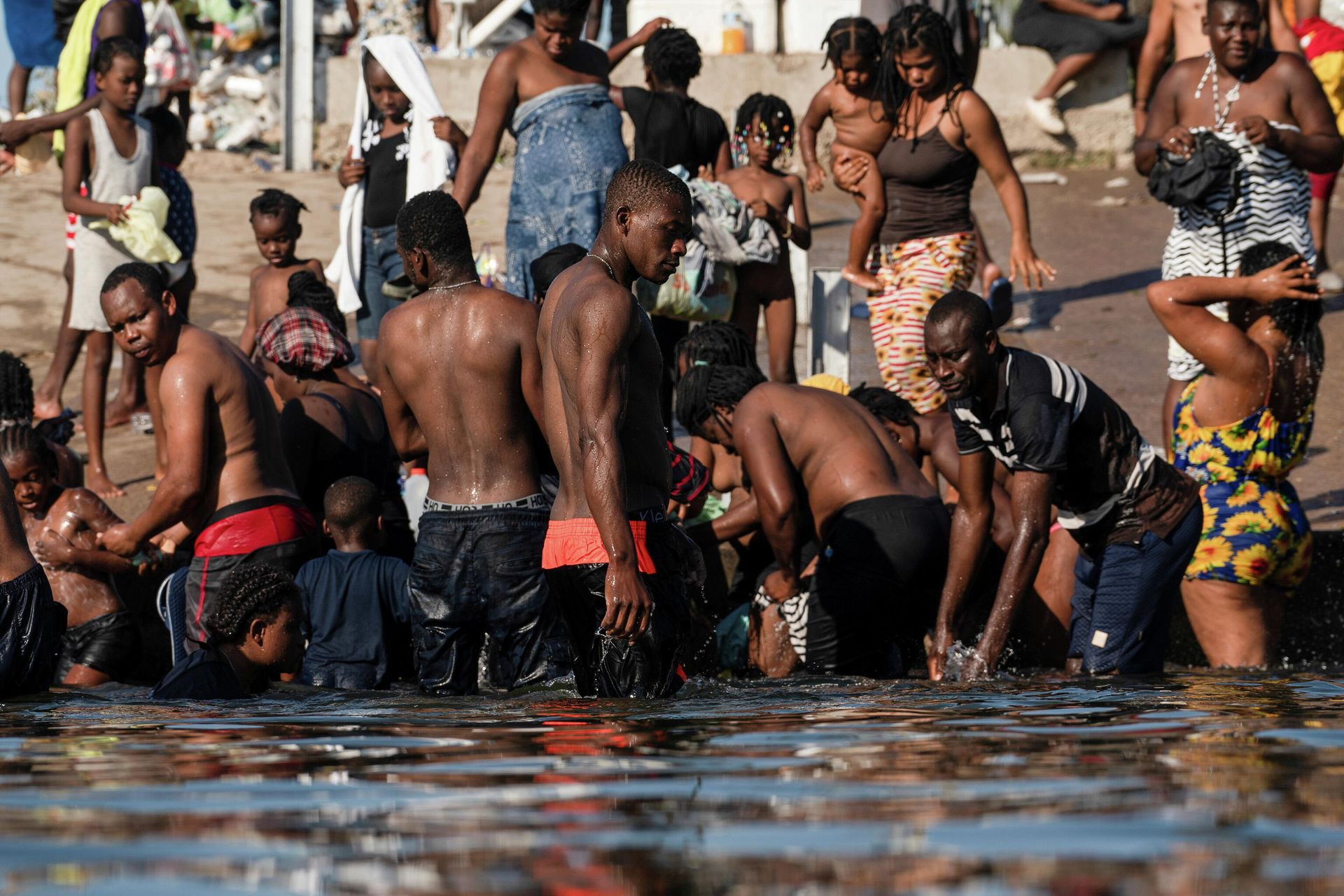 Migrants seeking asylum in the U.S. bathe in the Rio Grande river near the International Bridge between Mexico and the U.S., where they are waiting to be processed, in Del Rio, Texas, U.S., September 17, 2021 - Sputnik International, 1920, 19.09.2021
