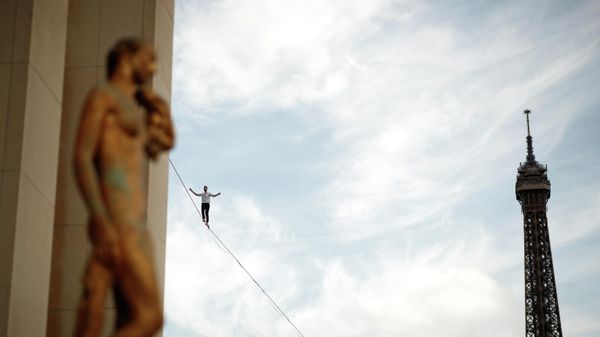 French acrobat Nathan Paulin walks on a slackline between the Eiffel Tower and the Theatre National de Chaillot as part of events around France for National Heritage Day in Paris, France, September 18, 2021 - Sputnik International