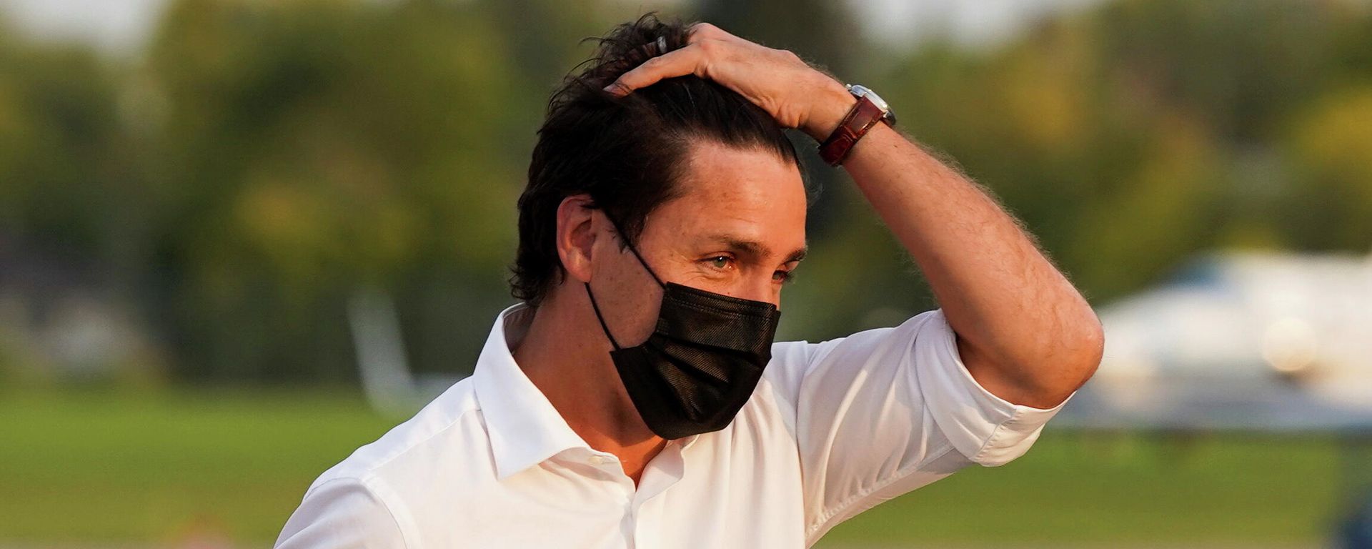 Canada's Liberal Prime Minister Justin Trudeau runs his fingers through his hair after getting off his plane on the last campaign day before the election, in Winnipeg, Manitoba, Canada September 19, 2021. - Sputnik International, 1920, 20.09.2021