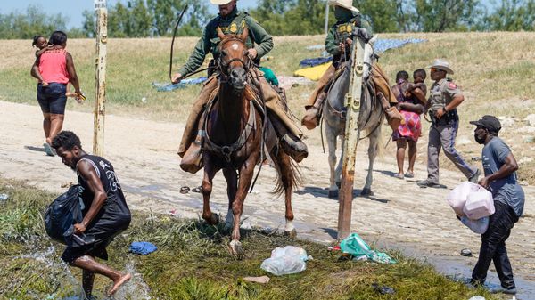 Агенты пограничного патруля США пытаются помешать гаитянским мигрантам войти в лагерь на берегу Рио-Гранде в Дель-Рио, штат Техас - Sputnik International