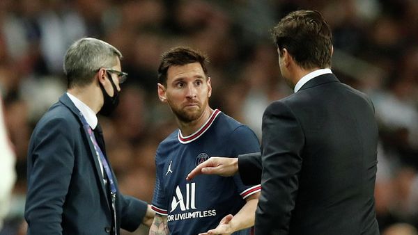 Soccer Football - Ligue 1 - Paris St Germain v Olympique Lyonnais - Parc des Princes, Paris, France - September 19, 2021 Paris St Germain coach Mauricio Pochettino with Lionel Messi as he is subsituted - Sputnik International