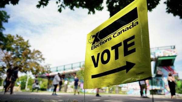 People line up outside a polling station to vote in Canada's federal election, in Toronto, Ontario, Canada September 20, 2021 - Sputnik International