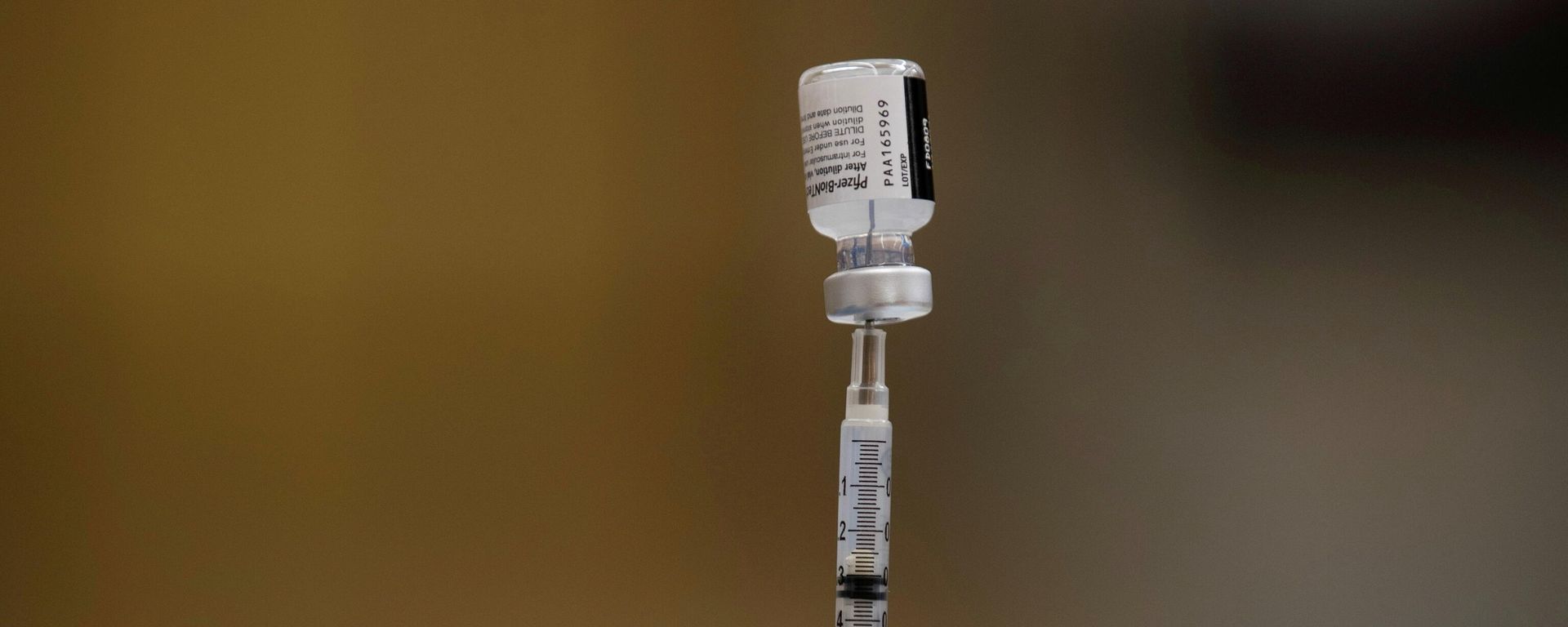 A nurse fills a syringe with Pfizer vaccine as mobile vaccination teams begin visiting every Los Angeles Unified middle and high school campus to deliver first and second doses of the coronavirus disease (COVID-19) vaccines in Los Angeles, California, U.S., August 30, 2021 A nurse fills a syringe with Pfizer vaccine as mobile vaccination teams begin visiting every Los Angeles Unified middle and high school campus to deliver first and second doses of the coronavirus disease (COVID-19) vaccines in Los Angeles, California, U.S., August 30, 2021 - Sputnik International, 1920, 21.09.2021