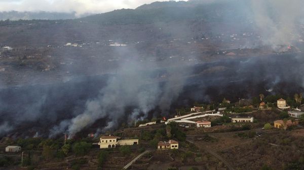 Smoke rises from an erupting volcano in the Cumbre Vieja national park at Los Llanos de Aridane, on the Canary Island of La Palma, Spain, September 20, 2021. - Sputnik International