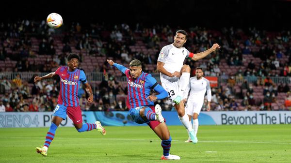 Soccer Football - LaLiga - FC Barcelona v Granada - Camp Nou, Barcelona, Spain - September 20, 2021 FC Barcelona's Ronald Araujo  in action with Granada's Jorge Molina - Sputnik International