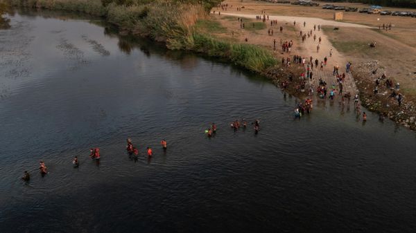 Migrants seeking refuge in United States cross the Rio Grande river, with bags and children in tow, back into Ciudad Acuna, Mexico from their camp in Del Rio, Texas, U.S. September 21, 2021.  - Sputnik International