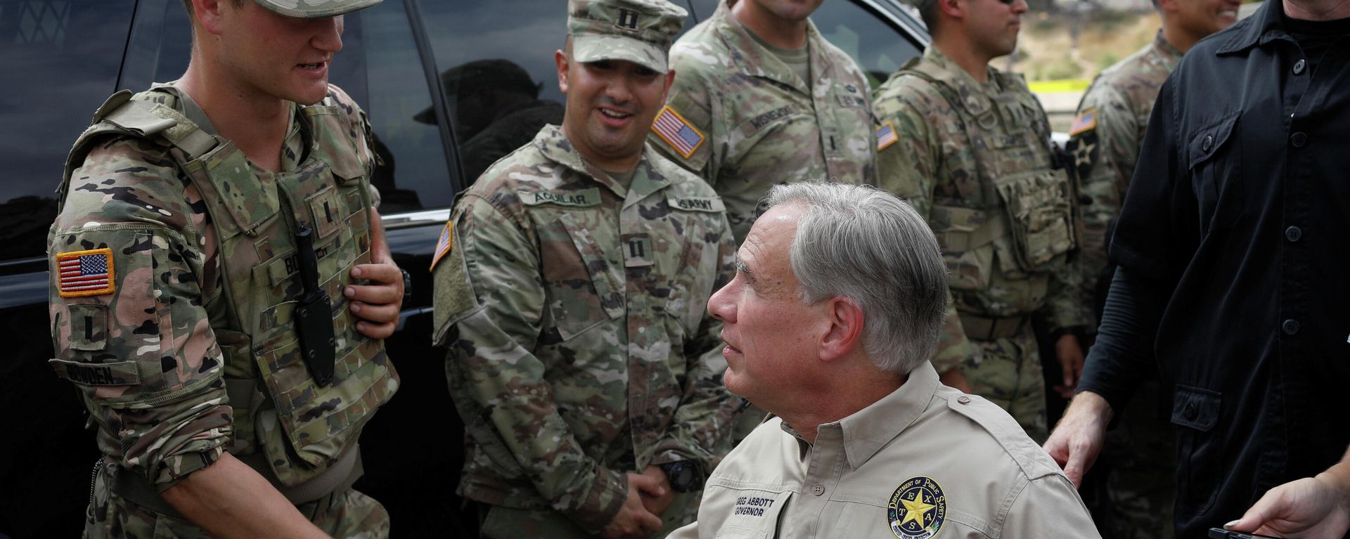Texas Governor Gregg Abbott shakes hands with a U.S. Soldier after a news conference near the International Bridge between Mexico and the U.S., where migrants seeking asylum in the U.S. are waiting to be processed, in Del Rio, Texas, U.S., September 21, 2021 Texas Governor Gregg Abbott shakes hands with a U.S. Soldier after a news conference near the International Bridge between Mexico and the U.S., where migrants seeking asylum in the U.S. are waiting to be processed, in Del Rio, Texas, U.S., September 21, 2021 - Sputnik International, 1920, 21.09.2021