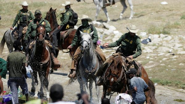 U.S. border patrol officers cut the way of migrants asylum seekers as they are trying to return to the United States along the Rio Grande river, after having crossed from the United States into Mexico to buy food, as seen from Ciudad Acuna, in Ciudad Acuna, Mexico September 19, 2021. - Sputnik International