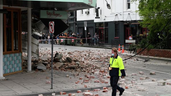 A person walks past damage to the exterior of a restaurant following an earthquake in the Windsor suburb of Melbourne, Australia, September 22, 2021 - Sputnik International