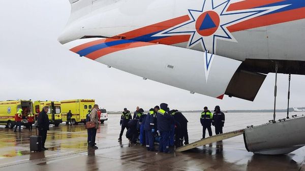 Employees of Russian Emergency Situations Ministry prepare to transfer people injured during the shooting at Perm university to the hospital from the Vnukovo International airport, outside Moscow, Russia. A student opened fire on Monday at Perm State National Research University - Sputnik International
