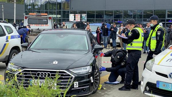 Investigators examine bullet holes in a car of Serhiy Shefir, Ukrainian President Volodymyr Zelenskiy's principal aide, following an assault outside the capital Kyiv, Ukraine September 22, 2021.  - Sputnik International