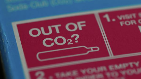 An information label is seen on packaging for a CO2  cylinder for a fizzy drinks machine in Manchester, Britain, September 20, 2021 - Sputnik International