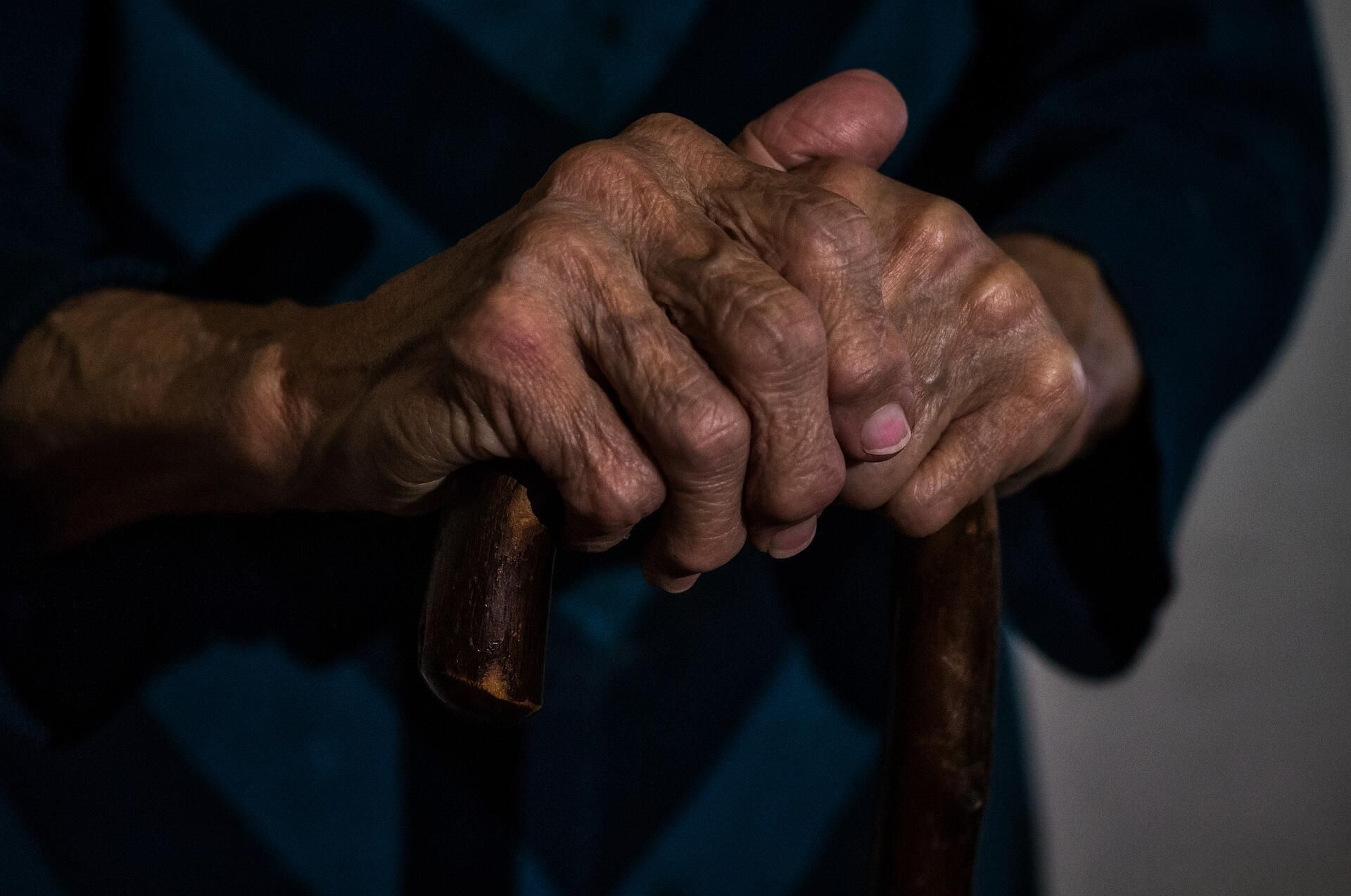 Old woman hands - Sputnik International, 1920, 08.03.2022