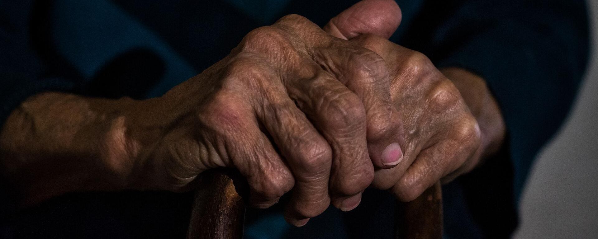 Old woman hands Old woman hands - Sputnik International, 1920, 11.10.2023